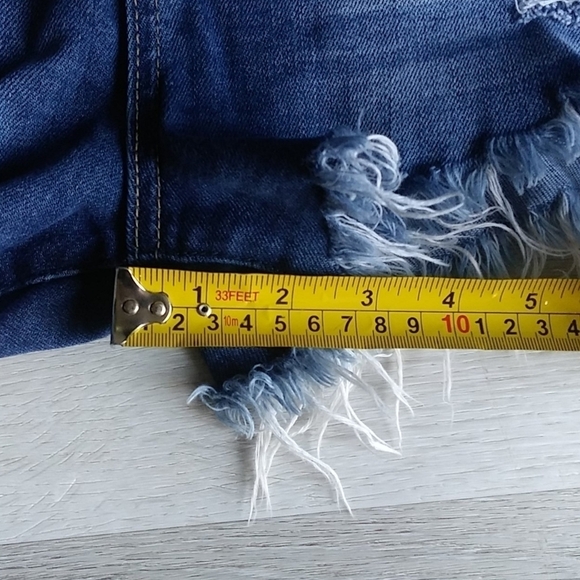 Blank NYC Hi-Rise Distressed Raw Hem Wedge Short - Picture 7 of 12